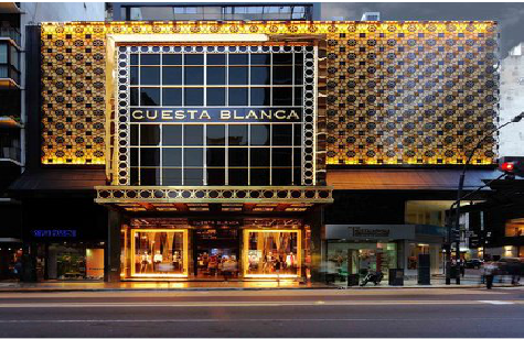 峨边彝族自治县门头设计与商业空间的纽带。